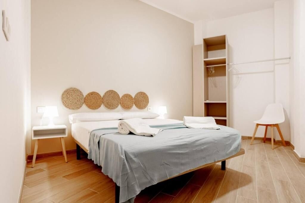 Dormitorio con cama de matrimonio y toallas de cortesía